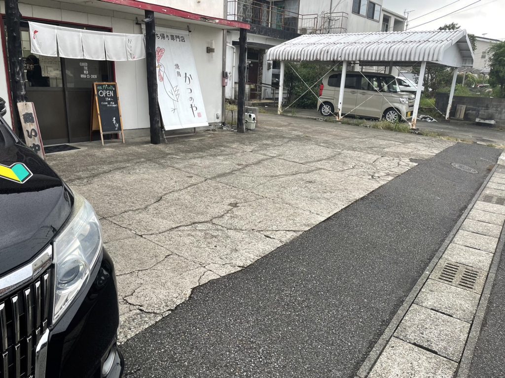 都城のかつのやの駐車場の写真です。